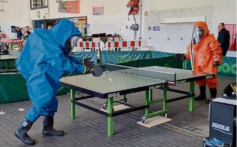 Tischtennis im Schutzanzug