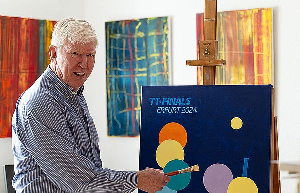 Heiner Lammers malt Bild für TT-Finals
