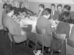 Feier mit Gitarrenspiel