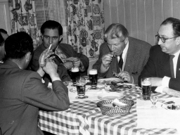 Stammtisch beim Essen und Trinken Fritz Neumann-Schengel, Erich Pamler, Erwin Weinandt