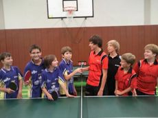 Schüler vom TSV Niederweimar und Gießener SV treffen sich zum Freundschaftsspiel